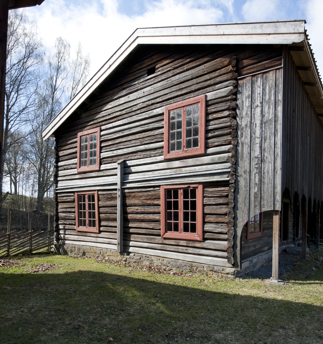 Bygning i to etasjer. Tømmervegger med panelt svalgang i andre etasje. Saltak med teglstein. Opprinnelig akershusisk stueplan med inngang som førte rett inn i stuerommet. To dører førte fra stua inn til hver sin kove. Senere er kovene slått sammen til et stort rom med en bred inngang fra stua. Koven fikk også egen inngang. Koven har spor etter en dør i sydveggen som har ført inn til en lillestue som senere er revet. I andre etasje er det sal og kleskammer, hvert rom med egen inngang fra svalen. Alle rom, både oppe og nede er upanelt. Alt i alt har bygningen fire inngangsdører, to nede og to fra svalgangen oppe. I stua nede er det peis og jernovn i koven. Oppe er det jernovn på salen. Bygningen har 11 vinduer. 