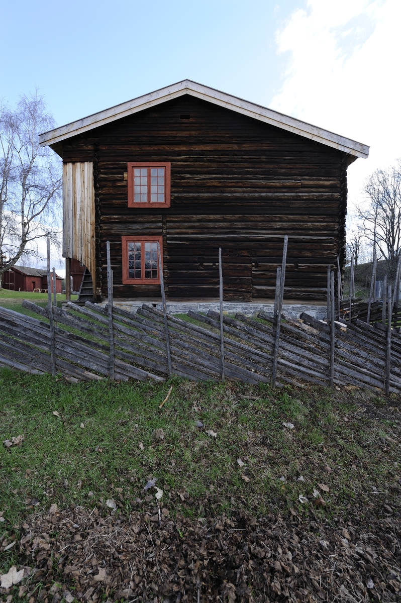 Bygning i to etasjer. Tømmervegger med panelt svalgang i andre etasje. Saltak med teglstein. Opprinnelig akershusisk stueplan med inngang som førte rett inn i stuerommet. To dører førte fra stua inn til hver sin kove. Senere er kovene slått sammen til et stort rom med en bred inngang fra stua. Koven fikk også egen inngang. Koven har spor etter en dør i sydveggen som har ført inn til en lillestue som senere er revet. I andre etasje er det sal og kleskammer, hvert rom med egen inngang fra svalen. Alle rom, både oppe og nede er upanelt. Alt i alt har bygningen fire inngangsdører, to nede og to fra svalgangen oppe. I stua nede er det peis og jernovn i koven. Oppe er det jernovn på salen. Bygningen har 11 vinduer. 