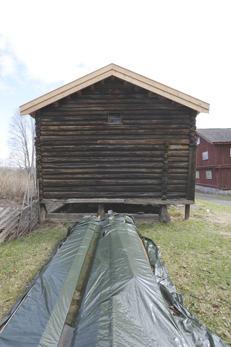 Laftet dobbeltstabbur i to etasjer. Det har i første etasje to sidestilte rom med hver sin inngang. Adkomsten til annen etasje skjer gjennom innvendige trapper opp til to tilsvarende rom som dem vi finner nede. Stabburet hviler på stabber forbundet med en ramme av tømmer. Stabbene hviler på syllsteiner. Annen etasje krager ut på fronten. De to dørene er panelte. Det er to glugger med glass på fronten i annen etasje, en i hvert rom. Stabburet har saltak med teglstein. På taket står et klokketårn med hette, belagt med flis. 