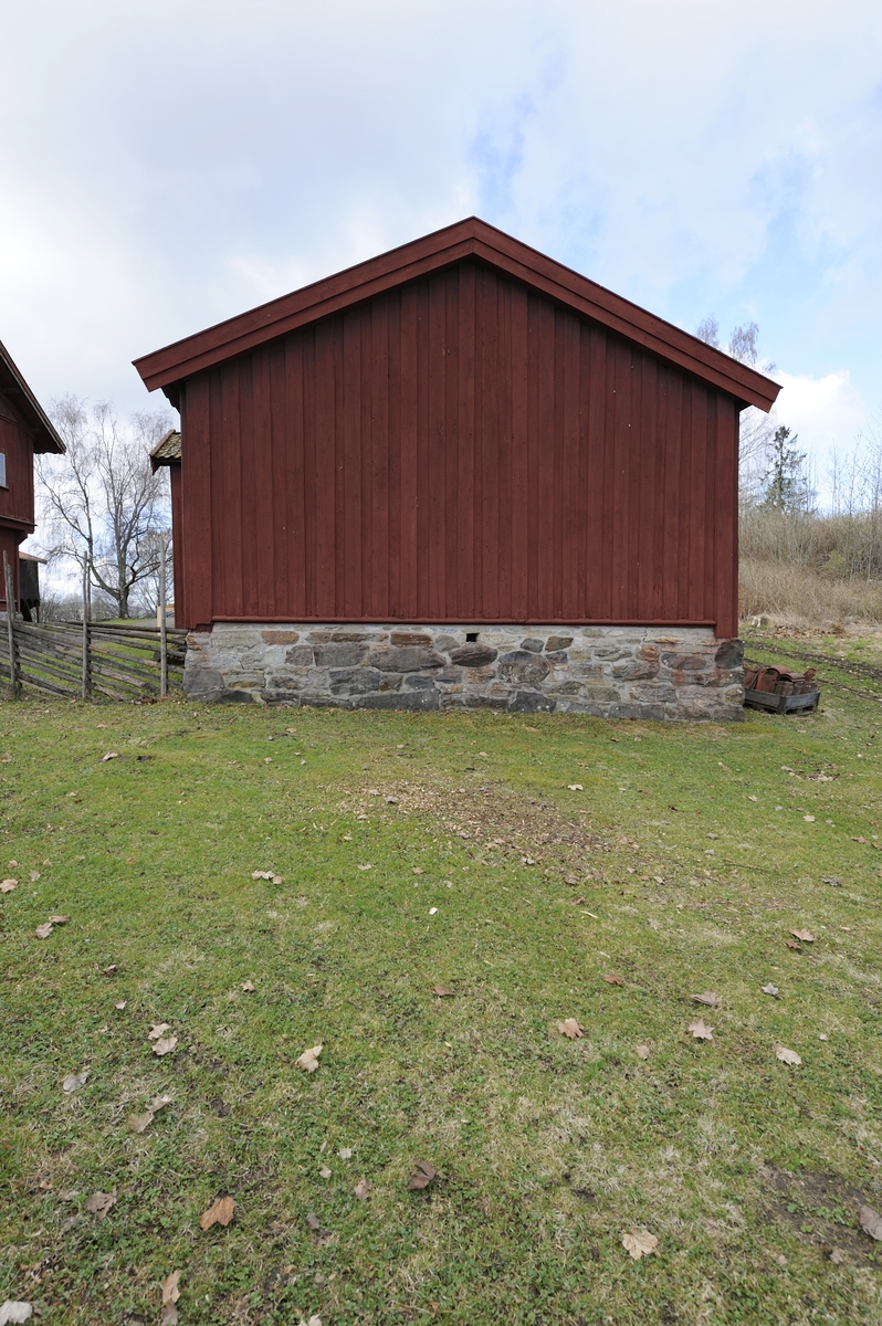 Borgstua er laftet og består av to rom. Bygningen er i en etasje og den er utvendig kledd med rødmalt panel. Det største rommet ligger mot vest og er den egentlige borgstua. Den ble brukt til konfirmantundervisning. Her er det jernovn og lyspeis. Dette rommet har flatt tak med bjelker. Rommene har hver sin inngang med fyllingsdører. Det er også dør mellom de to rommene. Det vestre rommet har et vindu, det østre har to. Det er spor etter et gjenkabbet vindu i hver endevegg. Det østre rommet har åpen røst. Et lite tilbygg midt på bygningen er oppført for å huse gårdsuret som skal være laget av Abraham Pihl. Bygningen står på en murt ringmur. Taket har teglstein. Bygningen er forsikret og den er utstyrt med røykdetektor som varsler brannvesen, og tyverialarm med direkte varsling til vekterselskap. 