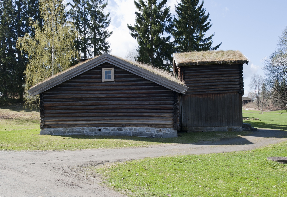 Barfrøstua er laftet, både selve stuebygningen og øverste del av barfrøet. Nedre del av barfrøet er reisverk med panel. Dette rommet tjener som forstue og herfra er det trapp opp til selve barfrøet. Svestadstua har et spesielt stort stuerom. Det er åpent helt opp til mønsåsen og har fire store vinduer. Det er spor som tyder på at vinduene opprinnelig har vært mindre. To dører fører inn til koven. dette viser at det opprinnelig har vært to kover som er slått sammen til et stort rom. Både stua og koven har malte paneler. Koven har panelt og malt himling. Koven har to stor vinduer. Barfrøet har et stort vndu over inngangen. Veggfast inventar i stua er opprinnelig. I stua er det murt peis. 
Bygningen og barfrøet har saltak med torv. 
Bygningen leies ut til selskaper og er utstyrt med et enkelt kjøkken i koven. Den brukes også i noen grad til møter og undervisning. 