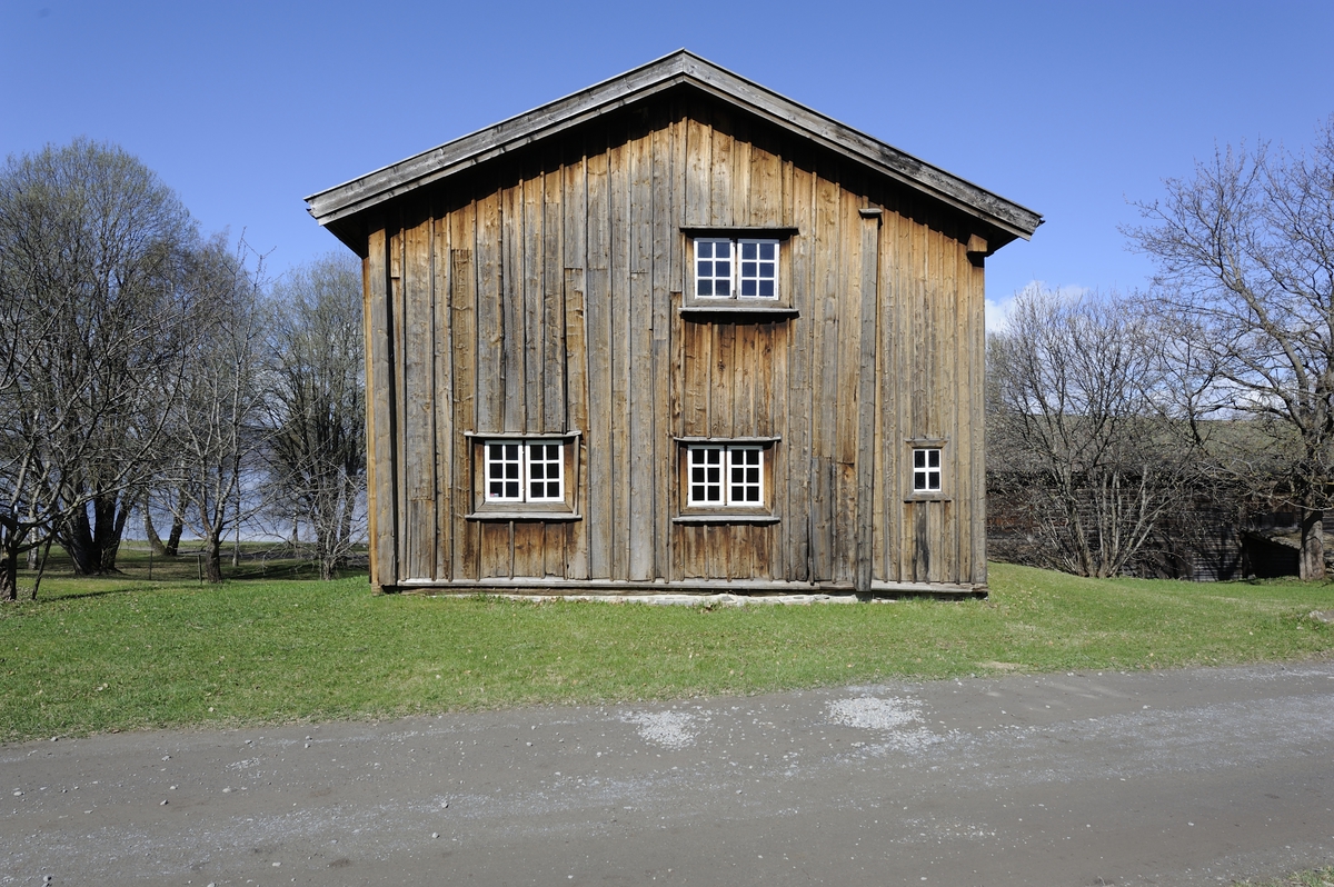 Bygningen er laftet i to etasjer og utvendig kledd med panel. Trappa opp til annen etasje er lagt inn i en svalgang på husets forside. Nede er det to rom, et stuerom med jernovn og et eget selvstendig kjøkken med stor hjørnepeis. Veggene er kledd med brede, umalte bord. Stuerommet har tre store vinduer. Kjøkkenet har to noe mindre vinduer. Det er et lite vindu inn til et kott under trappa opp til annen etasje. Svalgangen er lukket med panel i første etasje. 
Oppe er det også to rom, et stort stuerom, upanelt med himling. Både tømmervegger og himling har malte dekorasjoner. Dette er det såkalte løytnantkammeret som skulle huse en militær person. Ved siden av dette rommet ligger et kammers. Dette rommet har vært rappet. Løytnantskammeret har et vindu med blyinnfatning. Det er det eneste rommet som har beholdt husets opprinnelige vindustype. Også Kjøkkenkammerset har et vindu av samme type som i kjøkkenet under. Rommene har hver sin inngang fra svalgangen. Svalgangen har to små vinduer nede. Huset har saltak med teglstein. 