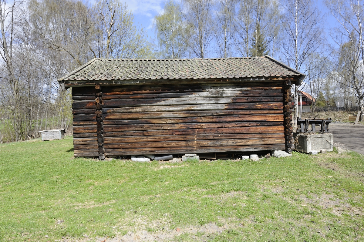 Badstua fra Norderhov er laftet i to etasjer. Taket er ekstra tett og forseigjort, først et solid undertak, deretter torv og til slutt takstein av tegl. De framstikkende stokkene på langveggen danner en skut på gavlsiden. Fra skuten går det ei labankdør inn til fyringsrommet. Over døra inn til fyringsrommet er det nok ei labankdør som fører inn til øvre plan. Her var det tørkegulv for korn og malt. I midten er det en åpning ned til fyrrommet. Adkomsten til dette rommet skjer ved en stige i skuten opp til en platting forran tørkkerommet. Bygningen står på syllsteiner. 