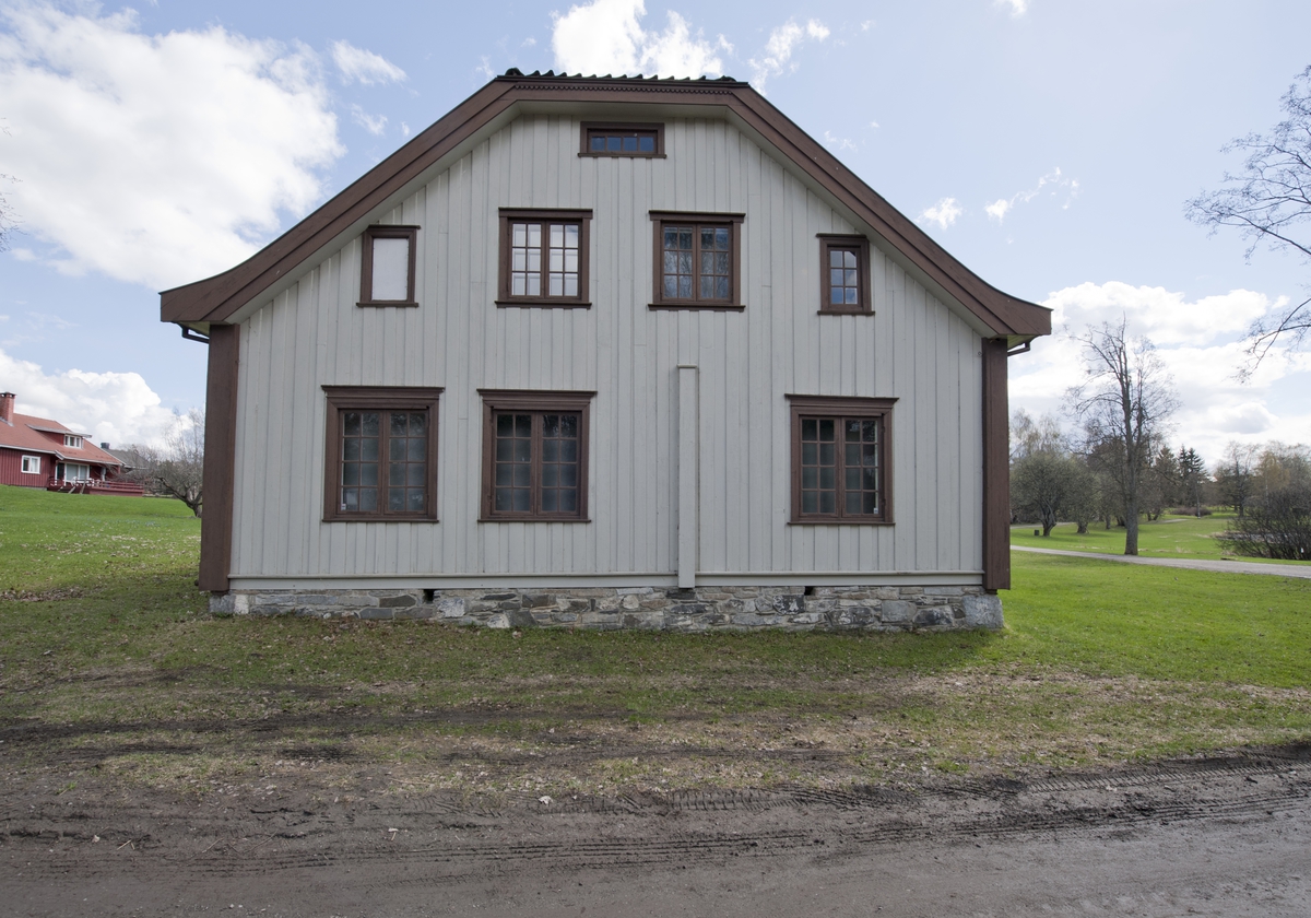 Bygningen er i en og en halv etasje, laftet og panelt. Taket er halvvalmet med teglstein.  Bygningen har to skorsteiner. Planløsningen er en tradisjonell midtkammerbygning. Inngangen er midt på langveggen. Inngangsdøra er en tofløyet fyllingsdør med et smalt vindusfelt over. Gangen har trapp opp til annen etasje og dør inn til stue, kjøkken og ei mindre stue. Kjøkkenet ligger rett innenfor gangen. I kjøkkenet har det opprinnelig vært peis, men denne er ganske raskt erstattet av en stor jernkomfyr. Innenfor kjøkkenet er det et spiskammers. Til venstre for gangen ligger storstua med et kammers innenfor. Storstua har jernovn. Til høyre for gangen ligger ei mindre stue med jernovn. Herfra er det inngang til spisestua. Dette rommet har også inngang fra kjøkkenet. Rommet har malt sjablongdekor i pompeiansk stil. Spisestua har jernovn. Alle rommene nede er panelt og malt. Stua har sjablongdekor. I Annen etasje er det en stor gang med inngang til et stort soverom i hver ende. Det er også åpninger til smale kott på utsiden av rommene i hele bygningens lengde. Veggene i annen etasje har vært rappet og tapetsert. Fra gangen er det trapp opp til et stort loft. Bygningen har 21 vinduer. Fire av vinduene, to på hver gavlvegg, er smale lysåpninger som skal gi lys til sidekottene i andre etasje. Det er også en smal loftsglugge øverst i hver gavlvegg.