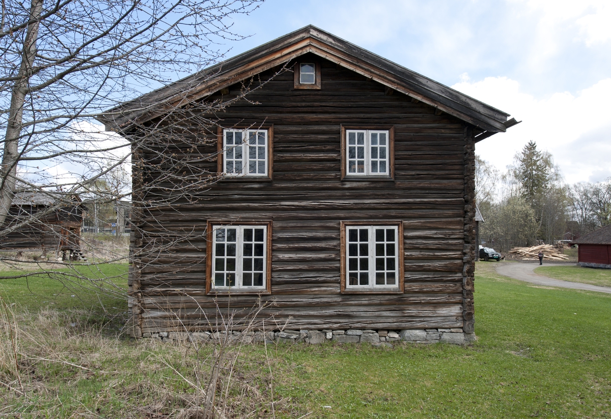 Huset består av to bygninger av laftet tømmer som på et tidspunkt er bygget sammen. Den ene delen har den tradisjonelle akershusiske stueplanen med inngang rett inn i stua. Foran inngangen er et lite bislag. Den ene koven er bygd om til kjøkken. Stua har stor murt peis med lyspeis. Andre etasje har samme inndeling. Den yngste delen av huset har panelt svalgang med dekorative lysåpninger. Her er det stue og kammers nede og tilsvarende oppe. Rommene både oppe og nede har separate innganger fra svalgangen. Alle dørene, bortsett fra hovedinngangen til den eldste delen, har fyllingsdører i rokokostil. Rommene i den yngste delen er panelt og malt. Stua nede har murt hjørnepeis. Eneste inngang til overetasjen i den eldste delen er fra svalgangen i den nye delen. Bygningen har saltak med flis. Bygningskroppen står på en lav, tørrmurt ringmur. Bygningen har 21 vinduer. 