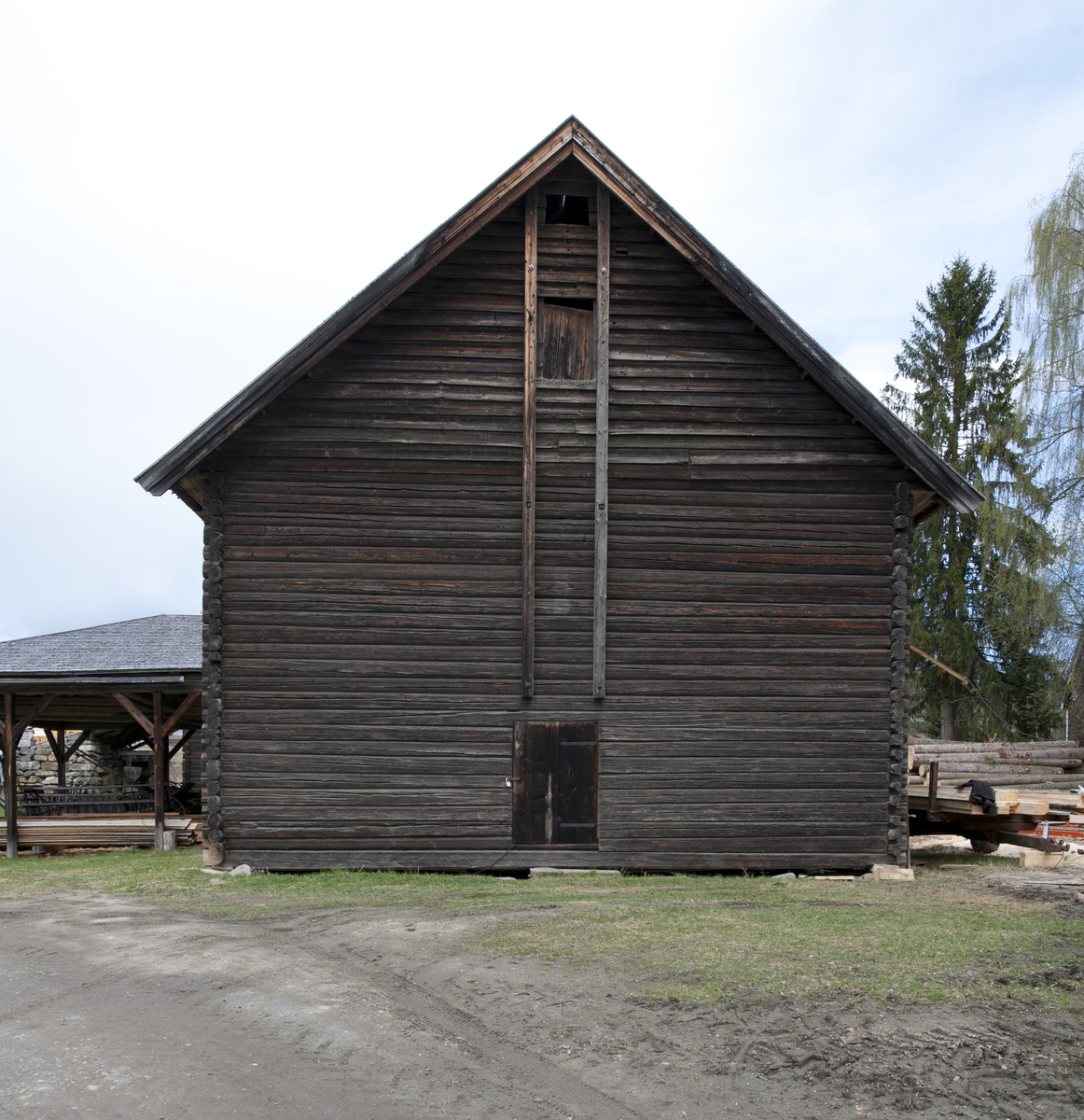 Låve med to fløyer i vinkel, laftet: Bygningen har saltak tekket med flis. Kjøringa går gjennom hele bygningen og har sin begynnelse over stallen i nord. Dette er et tidlig eksempel på en enhetslåve der mange funksjoner er samlet under et tak. Stallen har innredning for fem hester med krybbe og foringsgang. På langsiden inn mot tunet er det oppført et hus for hestevandring. Det har pyramideformet tak som hviler på stolper.