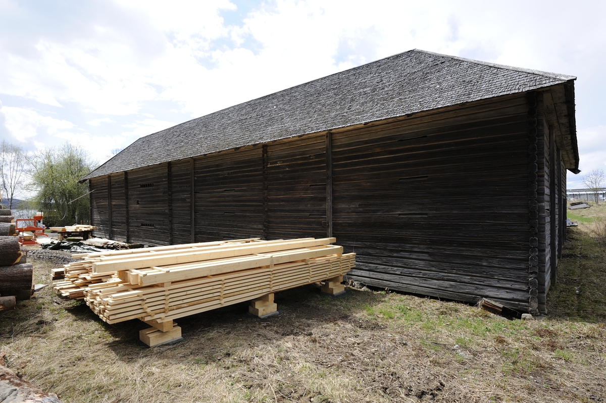 Låve med to fløyer i vinkel, laftet: Bygningen har saltak tekket med flis. Kjøringa går gjennom hele bygningen og har sin begynnelse over stallen i nord. Dette er et tidlig eksempel på en enhetslåve der mange funksjoner er samlet under et tak. Stallen har innredning for fem hester med krybbe og foringsgang. På langsiden inn mot tunet er det oppført et hus for hestevandring. Det har pyramideformet tak som hviler på stolper.