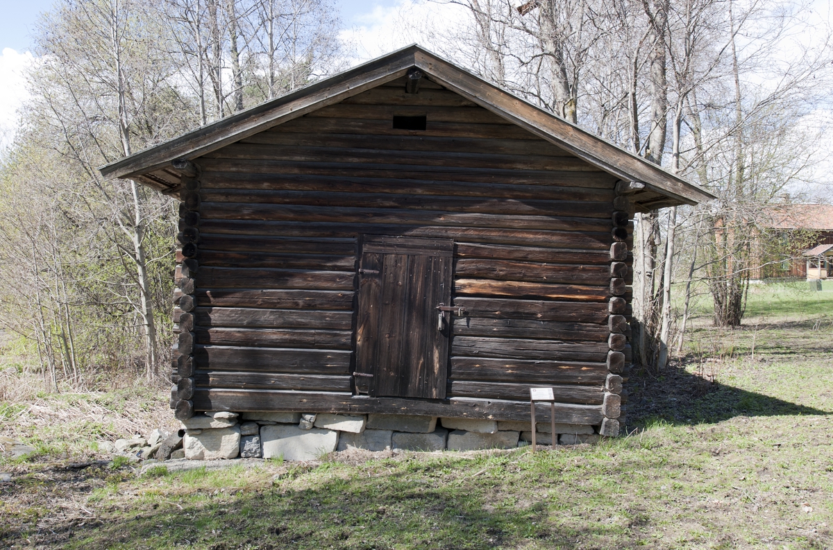 Huset er laftet. Det har saltak med flis. Bygningen består av et rom med dør på gavlveggen. Opplegget for kvernsteinene er plassert på bakveggen. Kvernkallen er bygget inn i en lagget sylinder uten bunn. I hjørnet ved siden av selve kverna er det murt opp en ovn med tørkepanne for kornet. Kverna er fundamentert på oppmurte steinblokker i hjørnene. Bygningen har to glugger, en på nordsiden og en på vestsiden. 
