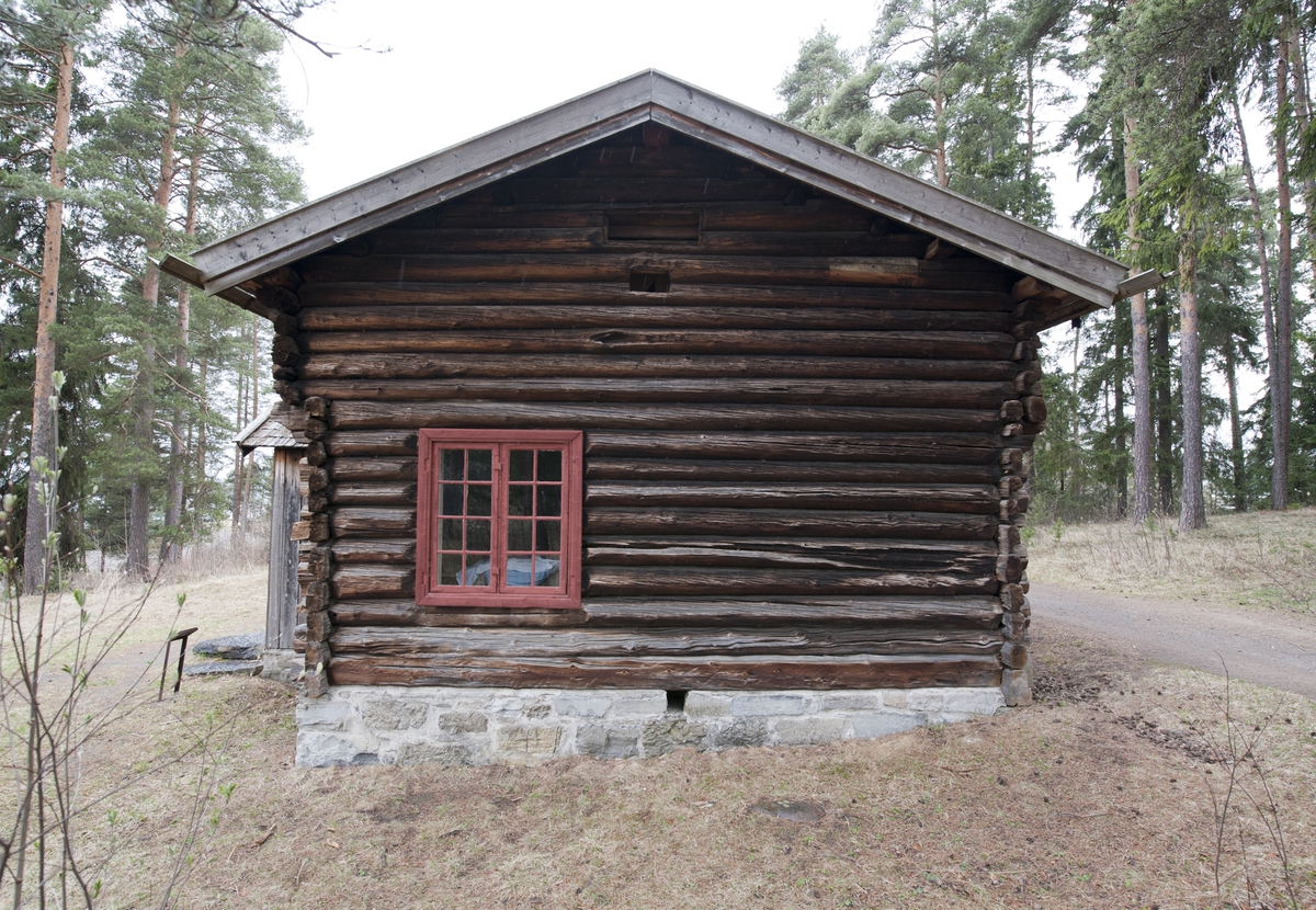 Stua er av laftet tømmer med en skut forran hovedinngangen. Et stykke av nordveggen er panelt i andre etasje. Den har saltak med flis og står på en murt ringmur. Den har samme planløsning som de fleste husmannsboliger på Hedmarken med inngang gjennom en skut inn til stuerommet, derfra er det dører til en kove. Andre etasje har utkraging. Opprinnelig var det peis i stua. Senere ble det gamle ildstedet revet og koven ble gjort om til kjøkken med murt peis, mens stua fikk en jernovn. Fra koven går det trapp opp til andre etasje. Bygningen har tre vinduer. I loftet er det to mindre glugger en i hver gavlvegg. På nordsiden er det tilbygd en vedskåle i reisverk. Bygningen har brannalarm som varsler brannvesenet. 