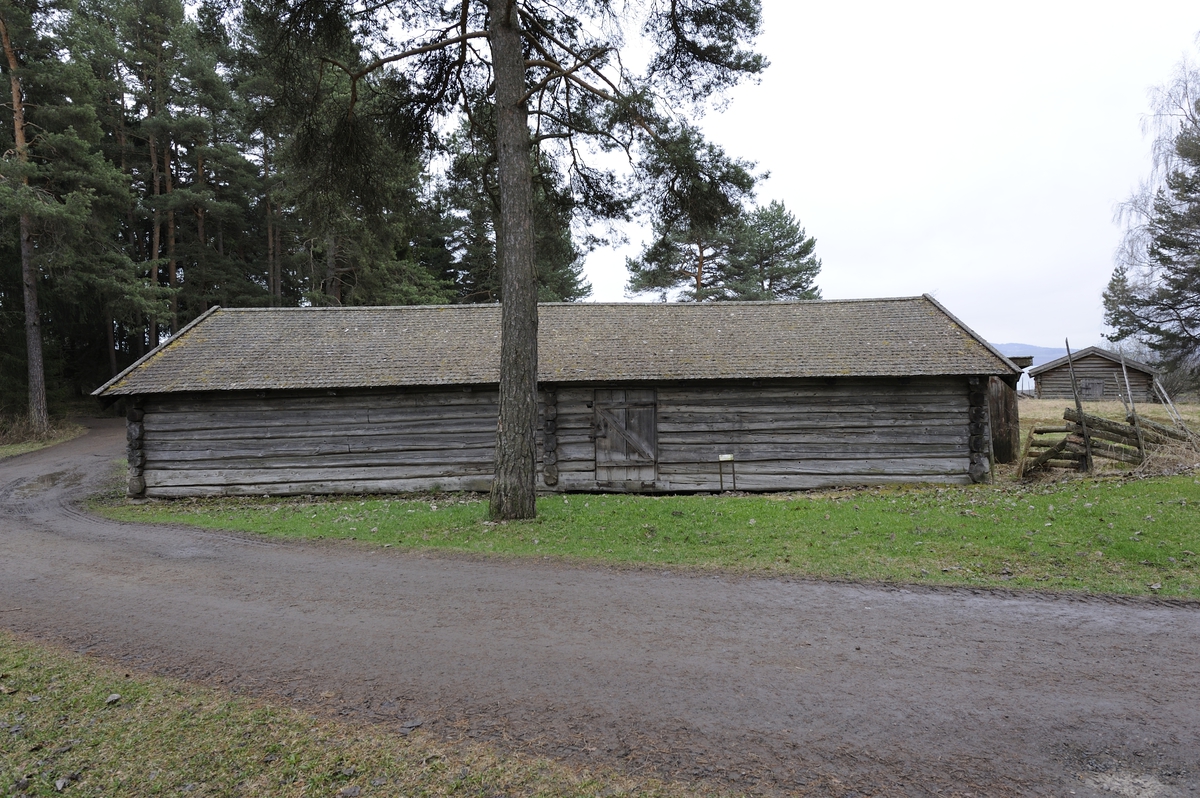 Voldfjøset er laftet i en stokks bredde og to stokkers lengde, slik at det er to like store rom med åpning uten dør imellom. Det ene rommet har inngangsdør fra langsiden mens det andre har fra gavlveggen. Bygningen har to glugger på langveggen mot vest, en i hvert rom. Fjøset har saltak med flis. 