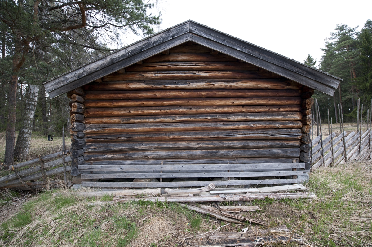 Løa er oppført av laftet tømmer. Den har saltak tekket med flis. Den består av et rom. Løa har en dør i hver gavlvegg. Den ene ble brukt til å kaste høyet inn gjennom, den andre, som sitter høyt oppe på veggen, ble brukt om vinteren når det var mye snø. 
