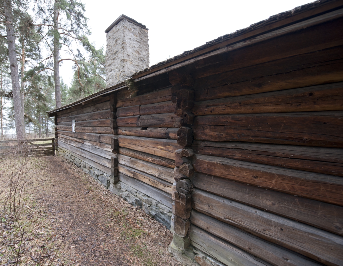 Størhuset er av laftet tømmer med saltak tekket med flis. Det står på en murt ringmur. 
Seterhuset er satt sammen av to hus som opprinnelig har stått hver for seg. Gavlveggene som vender mot hverandre i en gjennomgående gang bærer preg av å ha vært utsatt for vær og vind. Størhuset og melkebua har dessuten ulik bredde, og har tidligere også hatt ulik høyde. Melkebua er delt i to, en til hver gård og med hver sin inngang fra mellomgangen. Selve størhuset er også dobbelt med en murt peis på hver side og med seng, benker og slagbord på hver side. Bygningen har et lite vindu på hver side.