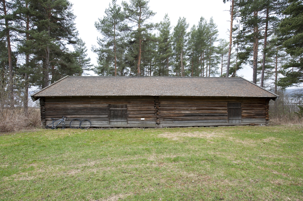 Fjøset er tømret i to stokkers lengde. Det har to rom med dør imellom. Langveggen mot tunet har to inngangsdører, labankdører. Møkkgluggene er plassert på den motsatte langveggen. Fjøset har saltak med flis. Det hviler på syllsteiner. 