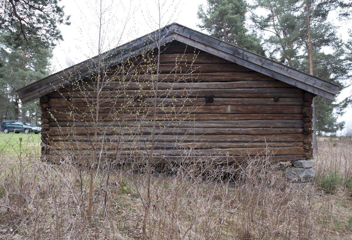 Fjøset er tømret i to stokkers lengde. Det har to rom med dør imellom. Langveggen mot tunet har to inngangsdører, labankdører. Møkkgluggene er plassert på den motsatte langveggen. Fjøset har saltak med flis. Det hviler på syllsteiner. 