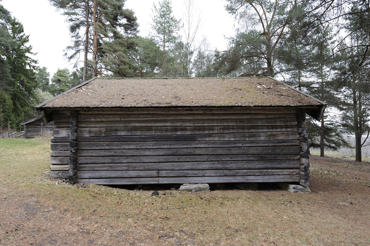 Løa er laftet med saltak tekket med flis. Stokkene i langveggen stikker fram slik at det dannes en liten skut. Den består av et rom. Løa har en labankdør i hver gavlvegg. Den ene ble brukt til å kaste høyet inn gjennom. den andre, som sitter høyt oppe på veggen, ble brukt om vinteren når det var mye snø. Løa fikk takstein i august 2016, dette ble lagt oppå det eksisterende flistaket.