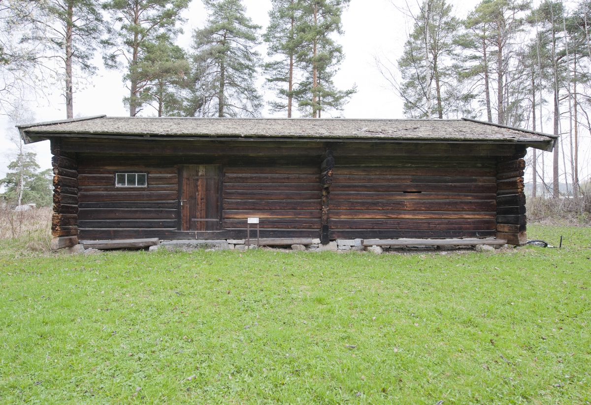 Størhuset er av laftet tømmer med saltak tekket med flis. Det står på en syllmur. 
Bergauststørhuset består av to rom, selve størhuset og melkebu. Inngangsdøra er på langveggen mot syd. Her er tverrveggene og taket trukket framover slik at det blir en skut. Huset har tre små vinduer i størhus-delen. 