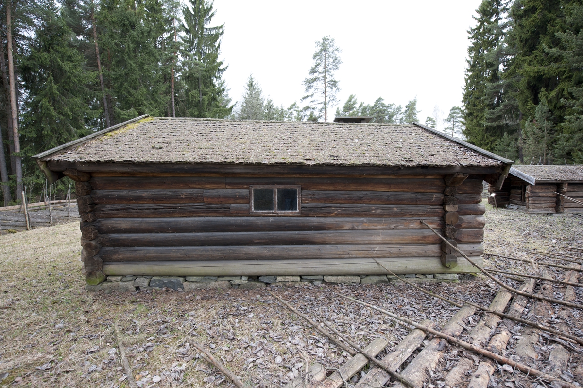 Klavstadstørhuset er oppført av laftet tømmer og det har saltak med flistekking. Det hviler på en syllmur. Huset består av bare et rom. Inngangsdøra er på gavlveggen. Langveggene og taket skyter fram et godt stykke for å gi ekstra vern mot været. I hjørnet til høyre for inngangen er det murt gråsteinspeis. Størhuset har to smale vinduer som er satt inn senere, et i gavlen og et på langsiden. 