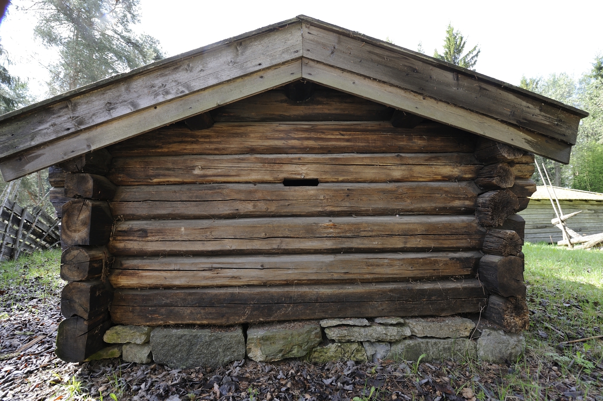 Klavstadmelkebua er laftet. Den har saltak tekket med flis. Bygningen hviler på en syllmur. Inngangsdøra er i gavlveggen. Her er langveggene og taket trukket fra slik at de danner en skut som gir ly for vær og vind. Langs tre av veggene er det dobbelte rekker av rajer som tjener som hyller for setermaten. 