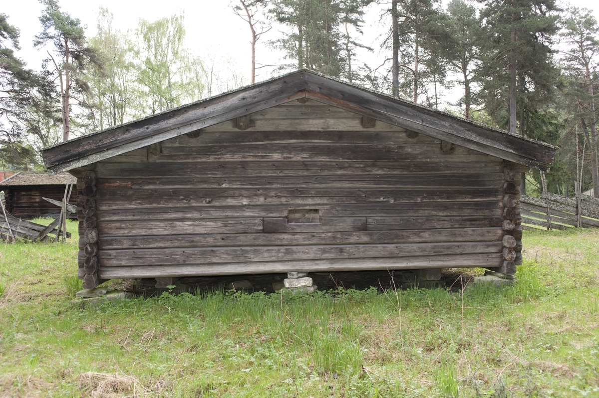 Ånestadfjøset er oppført av laftet tømmer, en stokk i bredde og lengde. Det har saltak og flistekking. Det står på syllsteiner. 
Fjøset har bare et rom med inngang med labankdør fra sydgavlen. Det har båser med skråskille for 12 kuer. Møkkaglugga er på motsatt gavlvegg av inngangen. 
