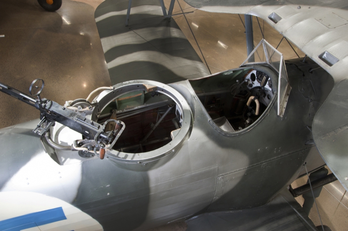 Bombflygplan B 4A
Hawker Hart.

Tvåsitsigt biplan försett med en niocylindrig NOHAB Mercury VIIA stjärnmotor. 
Flyglanet är målat och märkt med blå svastika för att se ut som de B 4:or som deltog i finska vinterkriget. 
Detta exemplar användes inte i Finland.