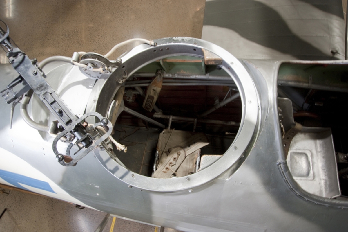 Bombflygplan B 4A
Hawker Hart.

Tvåsitsigt biplan försett med en niocylindrig NOHAB Mercury VIIA stjärnmotor. 
Flyglanet är målat och märkt med blå svastika för att se ut som de B 4:or som deltog i finska vinterkriget. 
Detta exemplar användes inte i Finland.