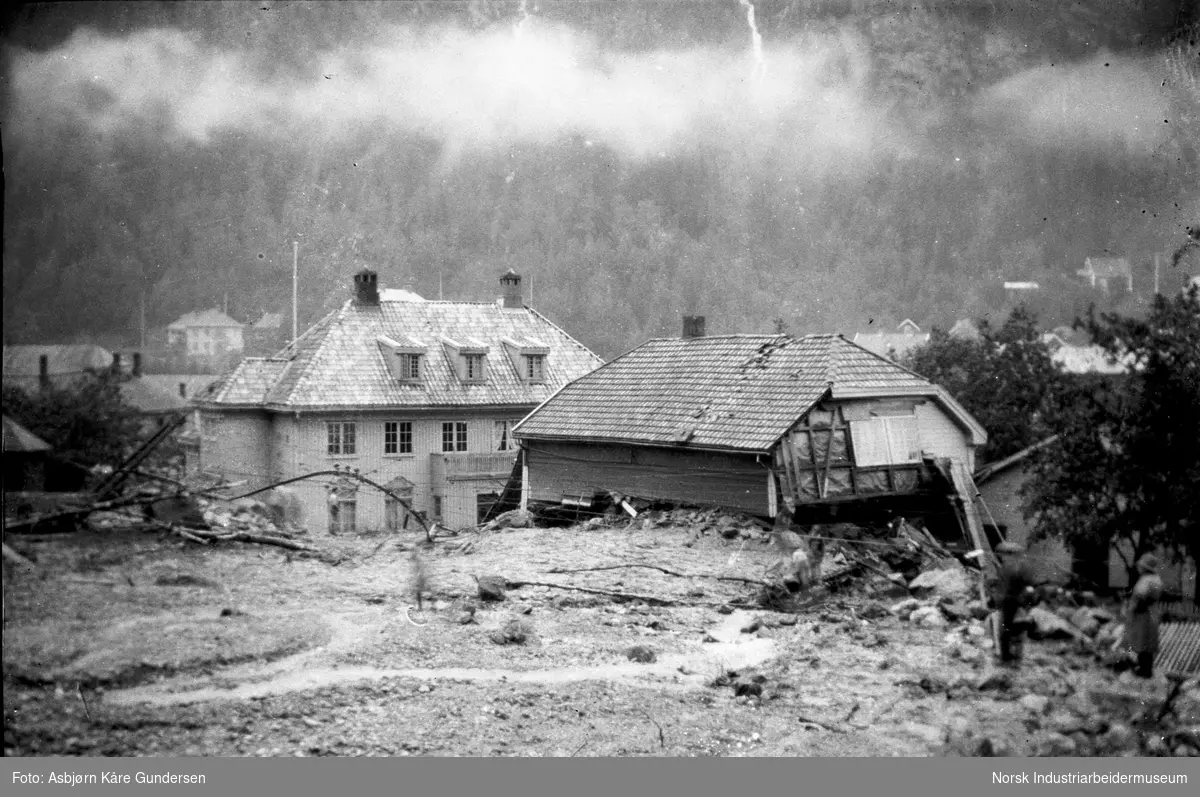 Storflommen og jordrasene juni 1927. Hus på Jernbaneplassen tatt av raset.