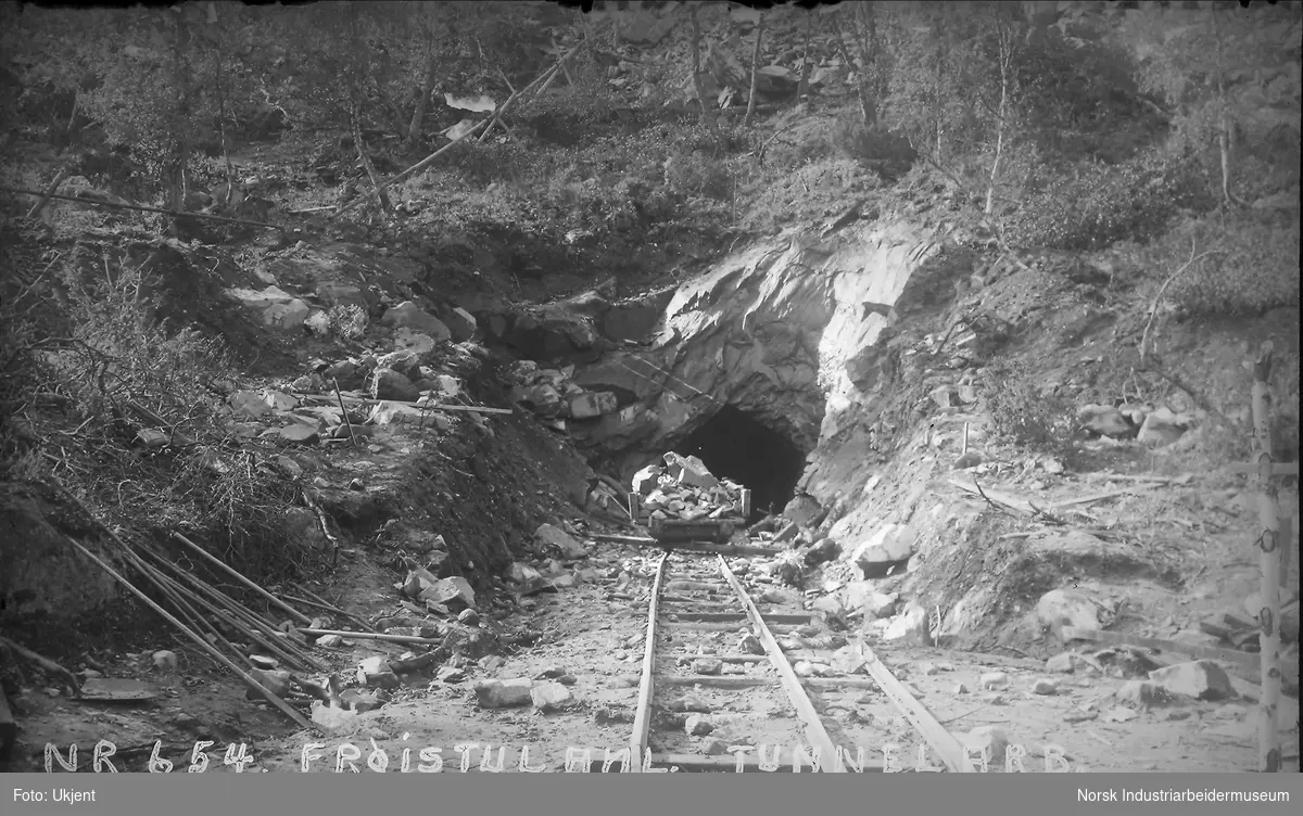 Frøystulanlegget. Tunnelarbeid med ett innslag, antagelig på Møsvann. Vogn stående med steinmasse på smalsporet jernbane.