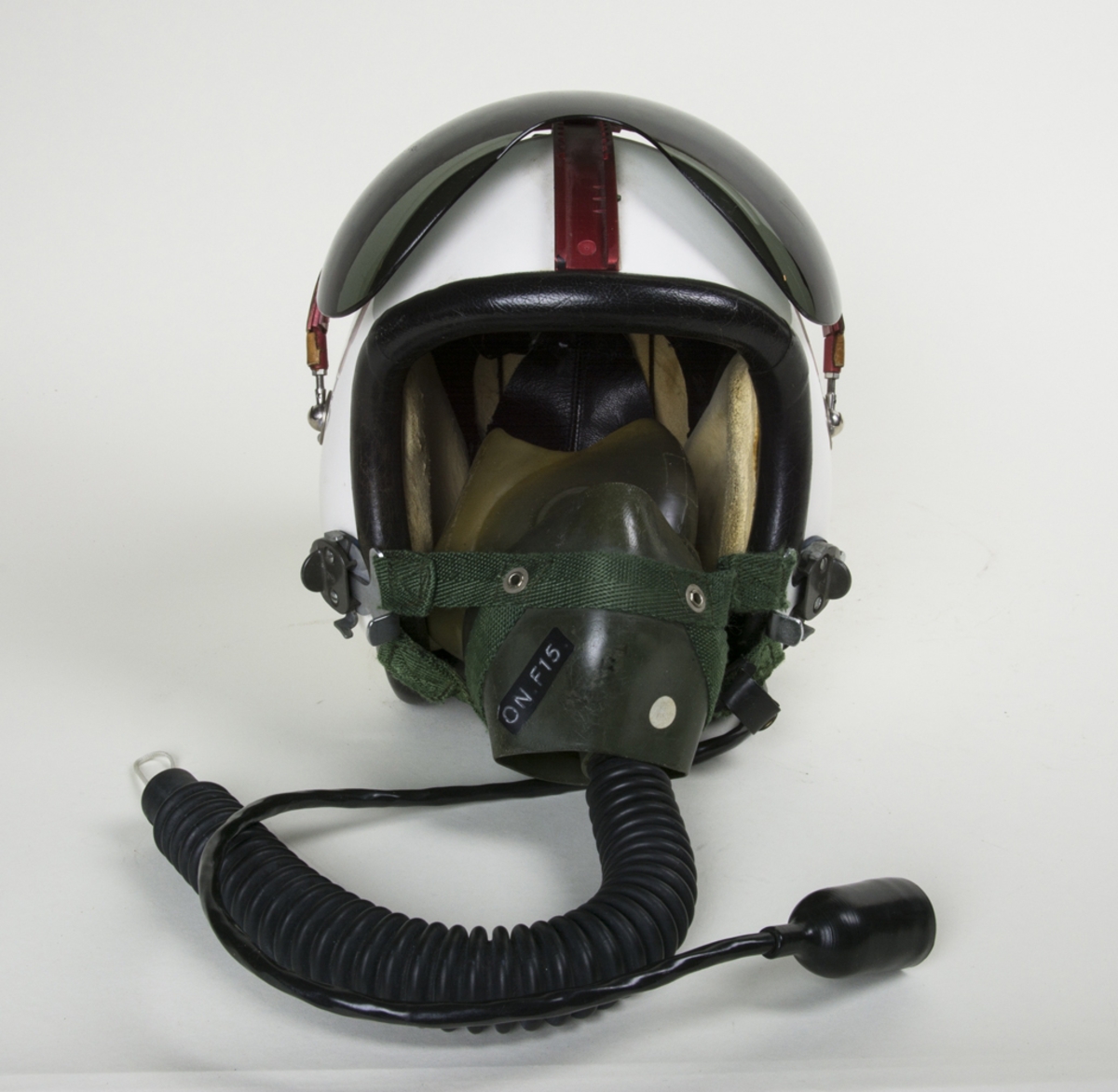 Flyghjälm 111A. Svensk seriehjälm. På hjälmen följer en syrgasmask. Hjälmen är försedd med headset. Syrgasslangen saknar slangkoppling.
Hjälmen är försedd med röd räls uppe på hjässan.