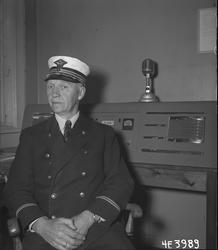 Stasjonsmester August Bøhn foran radiosambandet til fergen p