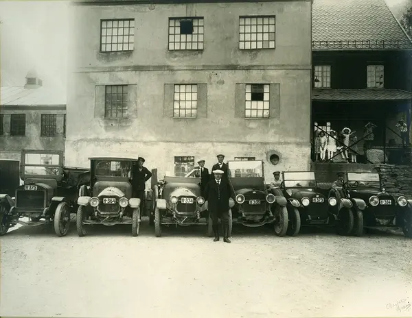 Norsk Hydros bilpark utenfor fjøs for landhandleriet, eller 