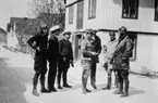 Sju militärer i samtal på gata i Fårösund, 1929.