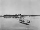 Flygplan Farman HF 22 startar på vatten.