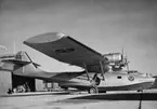 Flygplan Consolidated (PBY-5A) Catalina, TP 47, på marken framför hangarer på F 2 Hägernäs.