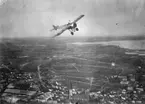 Flygplan Thulin K i luften över Linköping, vintertid, 1917.