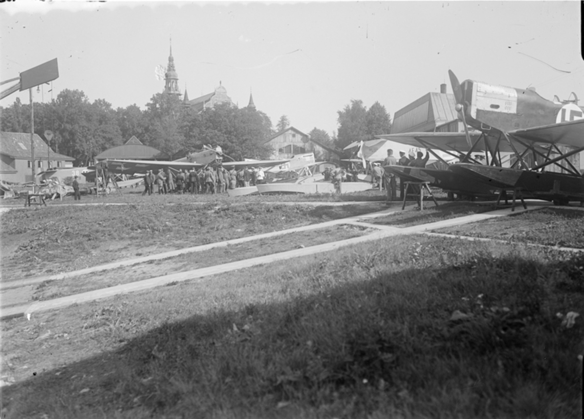 Flygplan IVL A 22 Hansa från Finland samt flygplan av Hansa typ S 2 från Sverige på marken vid slip (sjösättningsplats) på Galärvarvet.