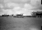 Flygstationen i Rinkaby. Manskap uppställt framför tälthangarer. General Karl Amundson inspekterar.