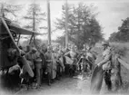 Prins Gustaf Adolf besöker Malmen.   Demonstration av kulspruteskjutning. Träfftavla visas upp för folksamling efter skjutning.