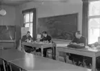 Idrottsföreningens årsmöte 1942.  Ordförande och sekretariat leder mötet.