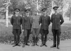 Grupporträtt. Fem militärer uppställda vid en vägkant på F 3 Malmen.
Elever vid reservofficerskurs vid F 3 sommaren 1932.
Från vänster Curt Axelsson, Tage Wage, Wellam Nisbeth, Håkan Höök Nilsson och Torsten Hedengren.