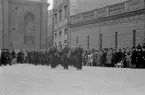 F 2 Roslagens flygflottilj går högvakt vid Stockholms slott 1945