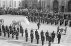 F 2 Roslagens flygflottilj går högvakt vid Stockholms slott 1945