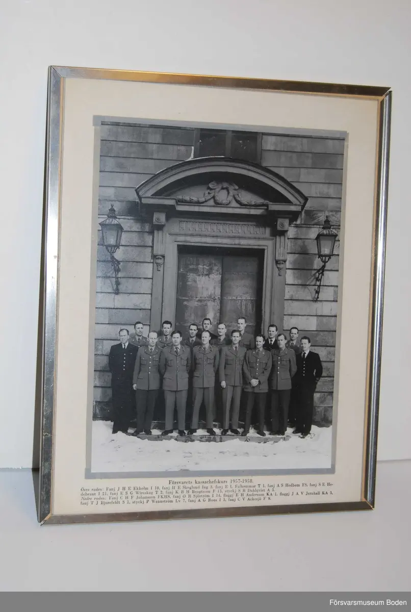 Inramat, avsett att hängas på vägg. Gruppfoto av kursdeltagarna med deras namn under bilden.