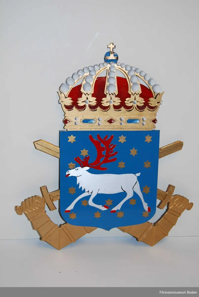 Målad papp med detaljer som skurits ut och limmats ihop. Tillverkad av Åke Wistrand, Göteborg för Bodens garnisonsmuseums nya lokaler invigda 1982.