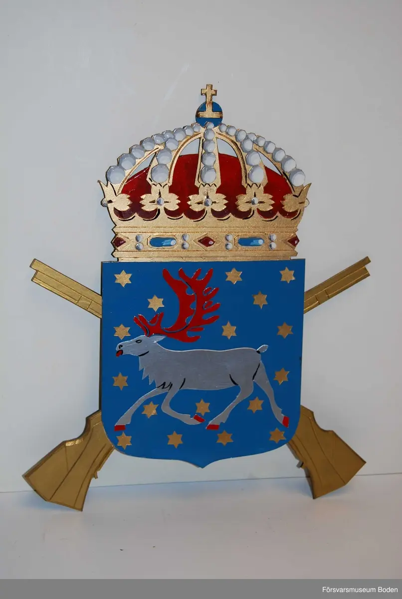 Målad papp med detaljer som skurits ut och limmats ihop. Tillverkad av Åke Wistrand, Göteborg för Bodens garnisonsmuseums nya lokaler invigda 1982.