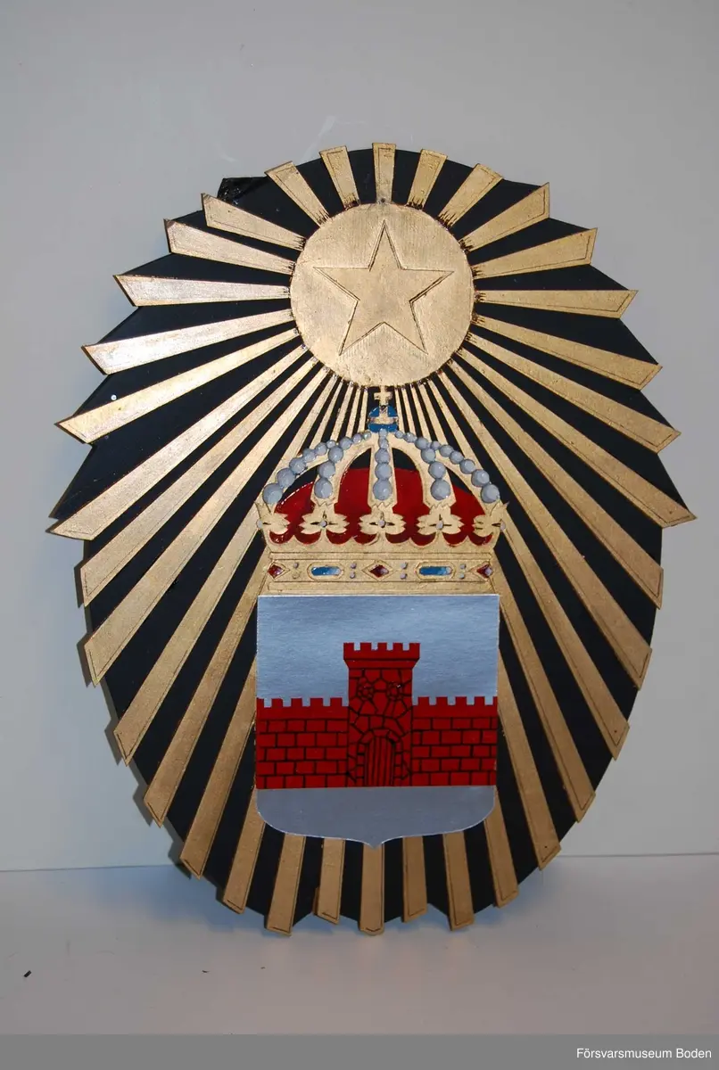 Målad papp med detaljer som skurits ut och limmats ihop. Tillverkad av Åke Wistrand, Göteborg för Bodens garnisonsmuseums nya lokaler invigda 1982.