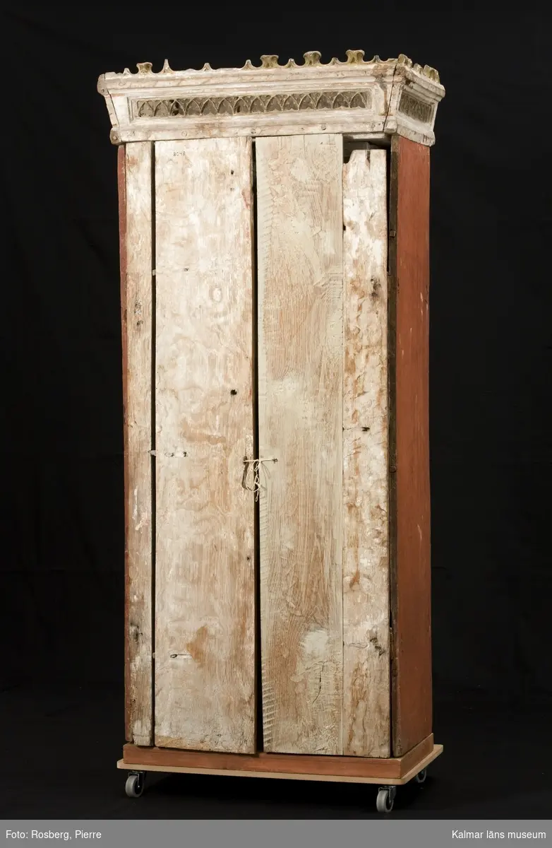 KLM 8048. Altarskåp, madonnaskåp. Av ek med sittande Madonna. Baldakin med masverk och ett krönande överstycke med masverk, krönet är snedställt. Baldakinens masverk döljs när dörrarna är stängda. Baldakinen bärs upp av två kolonner. Skåpet har dubbla vikbara dörrar. Det vänstra dörrparet består av fyra plankor, sinsemellan sammansatta två och två med dymlingar i fogarna. Det högra dörrparet består av i den inre dörren endast av en planka, den yttre har en ny planka limmad till den äldre delen. Skåpets bakstycke är sammansatt av två plankor. Skåpets plankor är varierande i bredd. Bottenplatta och sockel för stolen är nytillverkade. Barnet och Marias högra arm saknas, liksom kronans blad och några av krönets taggar. Dörrarnas insidor med målad bladornamentik, akantusornamentik, i rött, svart, grått, vitt. Marias kjortels nuvarande bemålning är rödbrun, under denna syns den ursprungliga kraftigt röda färgen, man kan även ana schablonmönster, den ursprungliga färgen är bevarad i stor omfattning. Rester av blått i foder. Mantelns nuvarande bemålning är ljust blå. Datering: 1400-tal. Nuvarande bemålning 1600-tal eller tidigt 1700-tal.