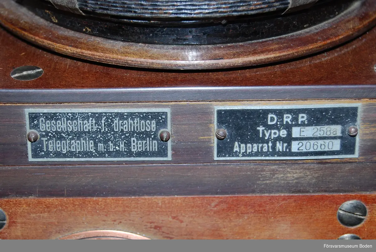 Långvågsmottagare med utbytbara spolar och två parallellkopplade förstärkarrör R.E.11 (normalt ett i reserv). Införskaffad av Boden Radio februari 1921. Följebrev, manual samt extra spolar finns registrerade under FMB.000291. Järnmotstånden som kopplar in rören verkar saknas.