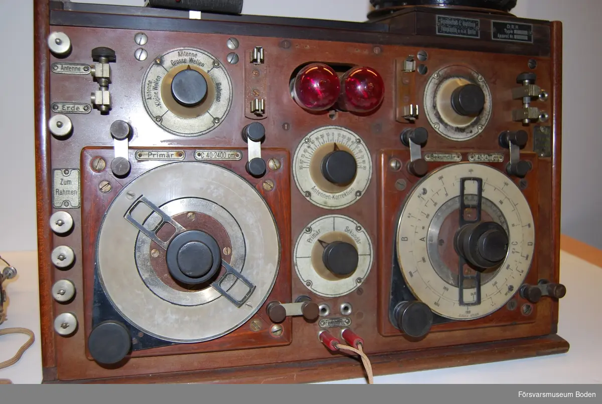 Långvågsmottagare med utbytbara spolar och två parallellkopplade förstärkarrör R.E.11 (normalt ett i reserv). Införskaffad av Boden Radio februari 1921. Följebrev, manual samt extra spolar finns registrerade under FMB.000291. Järnmotstånden som kopplar in rören verkar saknas.