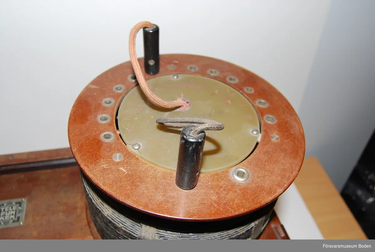 Långvågsmottagare med utbytbara spolar och två parallellkopplade förstärkarrör R.E.11 (normalt ett i reserv). Införskaffad av Boden Radio februari 1921. Följebrev, manual samt extra spolar finns registrerade under FMB.000291. Järnmotstånden som kopplar in rören verkar saknas.