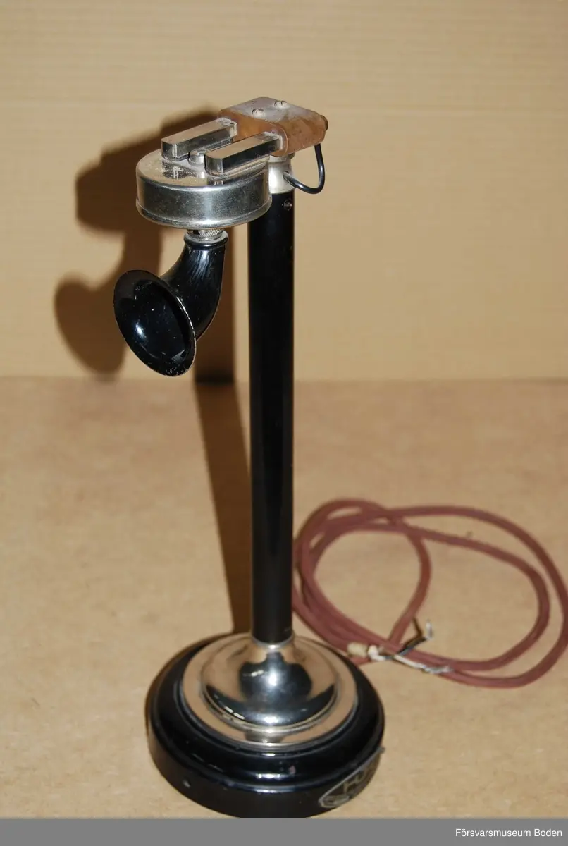 Kolkornsmikrofon med tratt av telefontyp. Hör till Boden Radios Huth-sändare (FMB.000011).